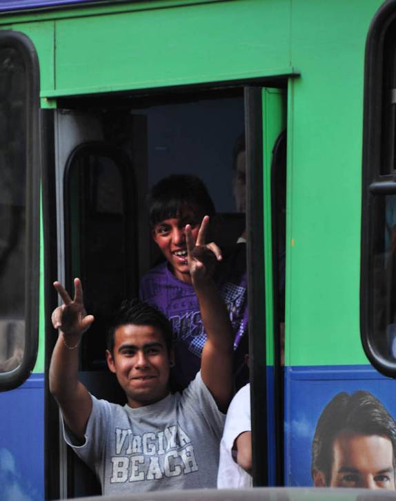 Alegria no ônibus, em cruzamento no bairro de Roma, na Cidade do México, capital do país